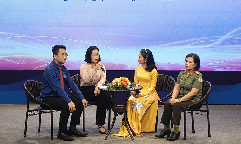 Các đại biểu giao lưu tại diễn đàn.