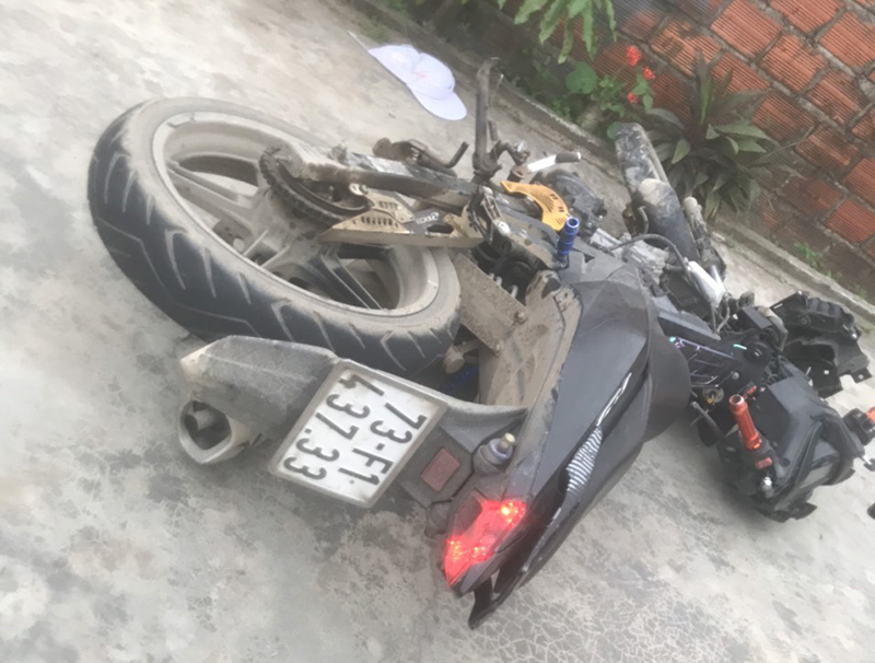 Sau va chạm, xe máy bị hư hỏng nặng.