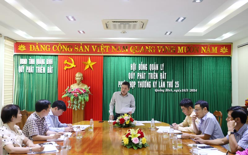 Đồng chí Phó Chủ tịch UBND tỉnh Phan Phong Phú phát biểu chỉ đạo tại phiên họp.