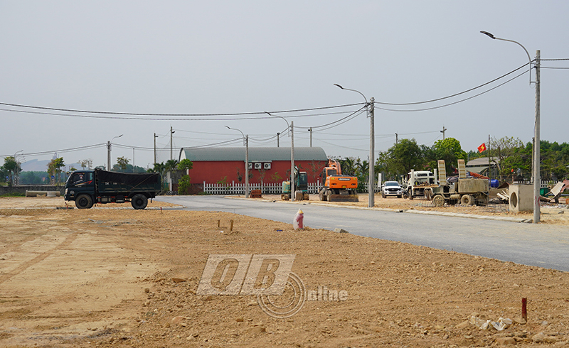 Đồng chí Phó Chủ tịch Thường trực UBND tỉnh Đoàn Ngọc Lâm kiểm tra thực địa tại khu tái định cư thị trấn Nông trường Lệ Ninh (Lệ Thủy).