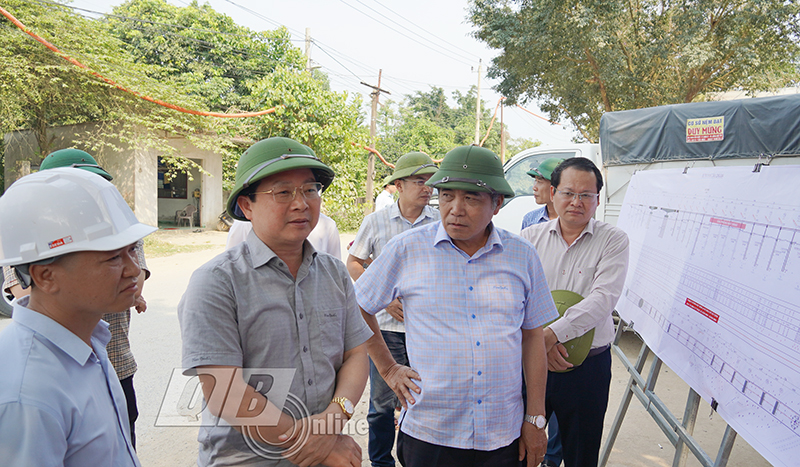 Đồng chí Phó Chủ tịch Thường trực UBND tỉnh Đoàn Ngọc Lâm kiểm tra thực địa tại khu vực thi công các trụ T12, T13, T14 và T15 - công trình cầu Long Đại (huyện Quảng Ninh).