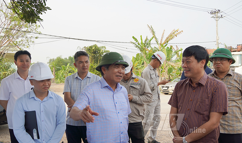 Đồng chí Phó Chủ tịch Thường trực UBND tỉnh Đoàn Ngọc Lâm kiểm tra thực địa tại điểm vượt quốc lộ 9E, thị trấn Nông trường Việt Trung (Bố Trạch).