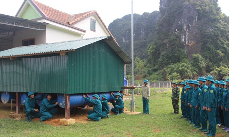 Dân quân xã Tân Hóa, huyện Minh Hóa huấn luyện phương án kết nối nhà phao phòng, chống bão lụt. 