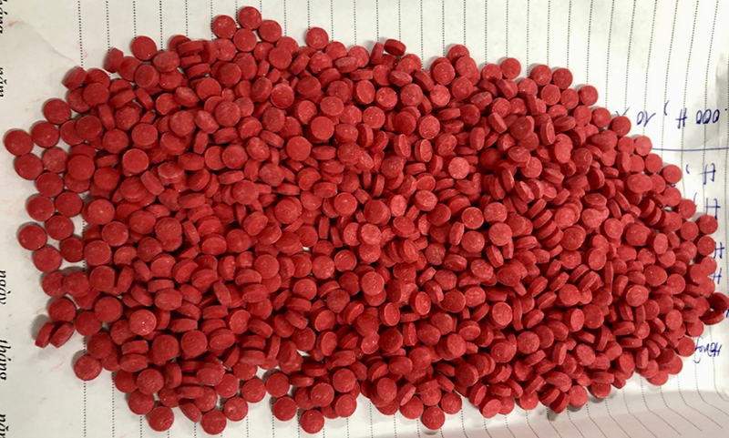 Tang vật hơn 1.300 viên ma túy tổng hợp dạng hồng phiến bị thu giữ.