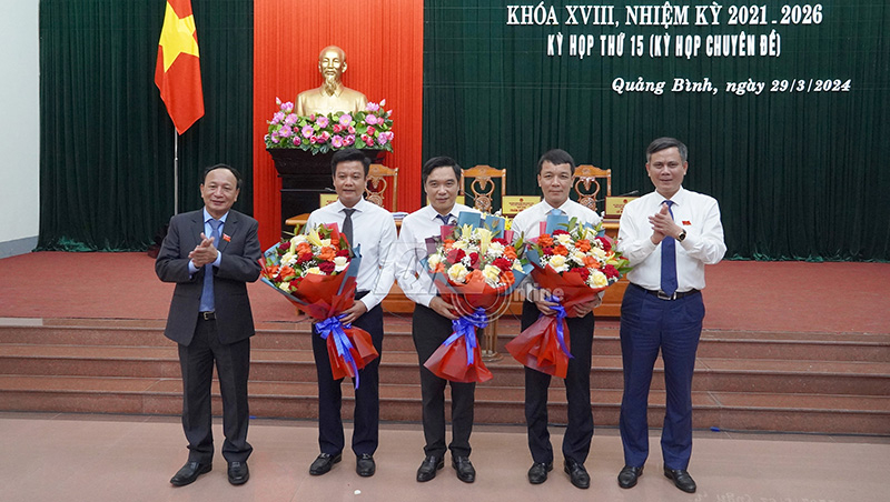 Các đồng chí trong Thường trực Tỉnh ủy tặng hoa chúc mừng các đồng chí vừa được bầu Ủy viên UBND tỉnh nhiệm kỳ 2021-2026