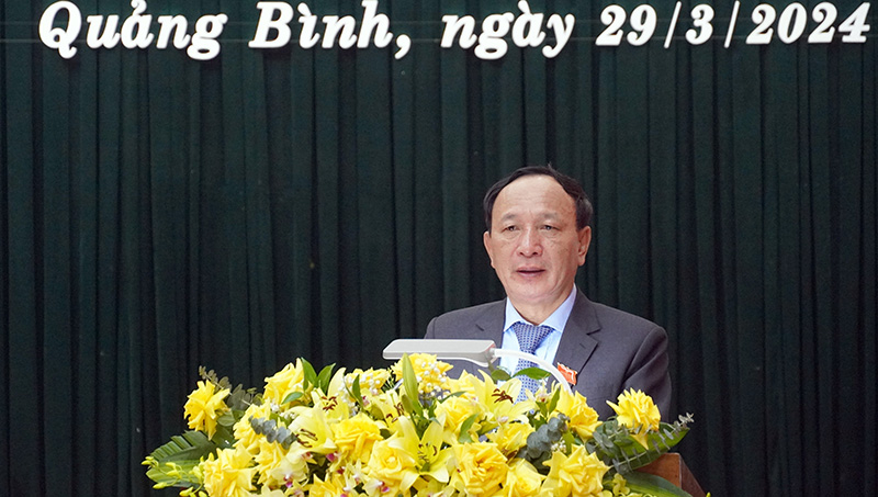 Đồng chí Phó Bí thư Thường trực Tỉnh ủy, Chủ tịch HĐND tỉnh phát biểu tại kỳ họp