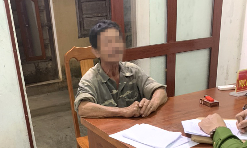 Công an xã Hưng Trạch làm việc với trường hợp có hành vi hủy hoại tài sản của doanh nghiệp khai thác cát.