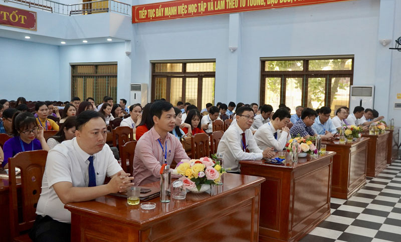 Các đại biểu tham dự lễ khai mạc hội giảng.