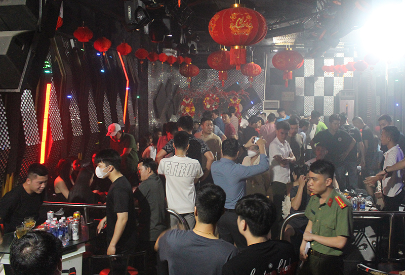 Hàng chục đối tượng đang “bay lắc” trong quán bar.