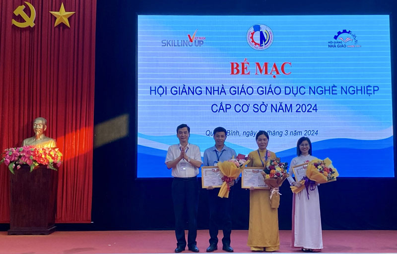 Đại diện lãnh đạo nhà trường trao giải cho các nhà giáo đoạt giải nhất.