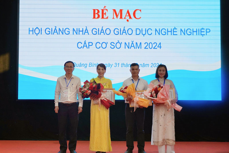 Trao giải cho các nhà giáo đoạt giải nhì.