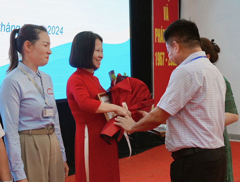 Trao giải cho các nhà giáo đoạt giải ba.