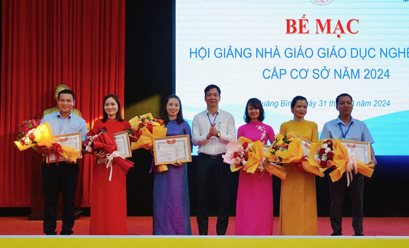 Các nhà giáo đoạt giải khuyến khích.
