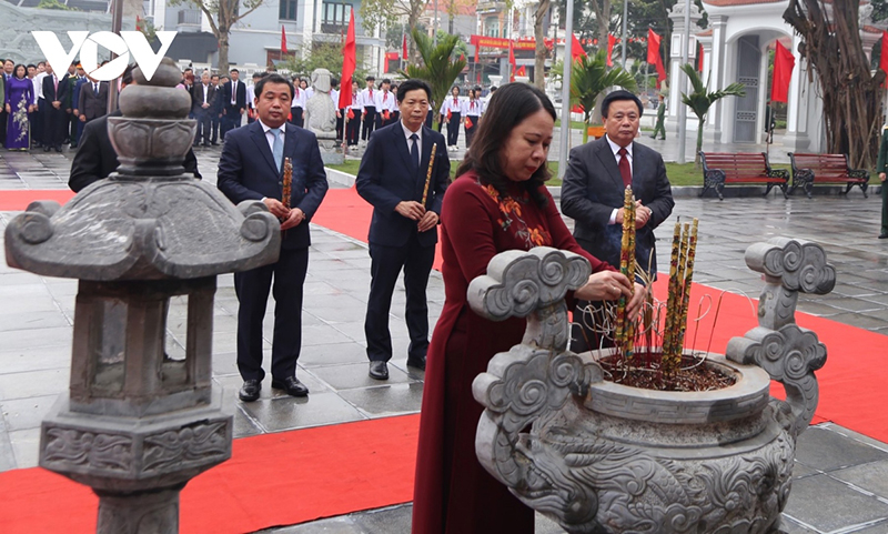 Nhân kỷ niệm 120 ngày sinh cố Phó Chủ tịch nước Nguyễn Lương Bằng, nhiều đoàn lãnh đạo Đảng, Nhà nước, nhân dân và du khách đến dâng hương tưởng nhớ đồng chí tại Nhà tưởng niệm cố Phó Chủ tịch nước Nguyễn Lương Bằng ở xã Thanh Tùng, huyện Thanh Miện, tỉnh Hải Dương.
