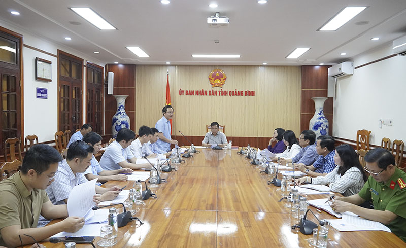 Phó Chủ tịch UBND tỉnh Hoàng Xuân Tân phát biểu tại cuộc họp