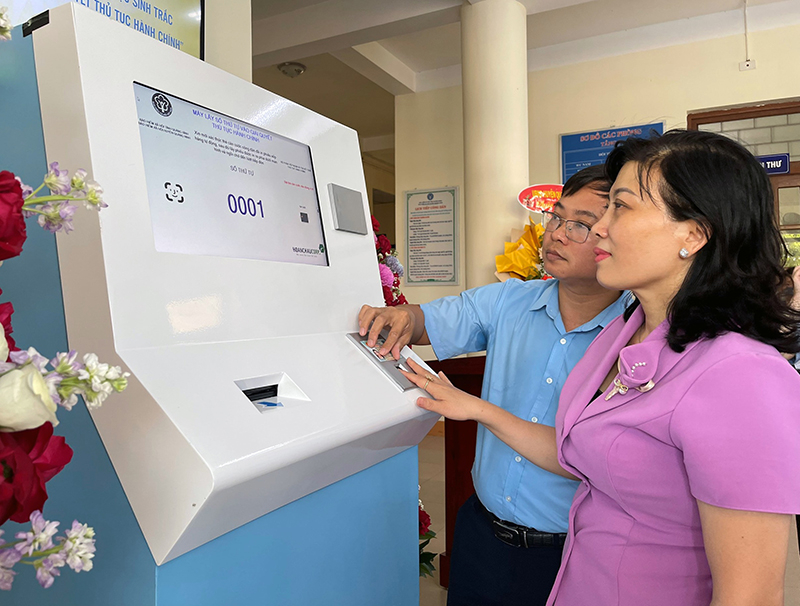 Các đại biểu thực hiện công nghệ xác thực sinh trắc tiếp đón người dân đăng kí vào giải quyết thủ tục hành chính”.