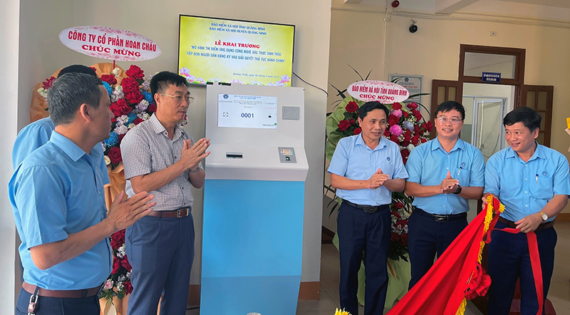 Các đại biểu khai trương “Mô hình thí điểm ứng dụng công nghệ xác thực sinh trắc tiếp đón người dân đăng kí vào giải quyết thủ tục hành chính”.