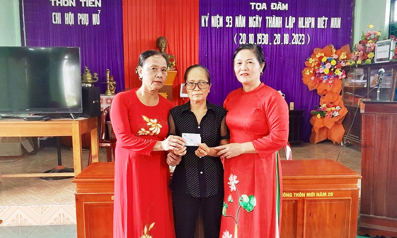 Trao tặng thẻ BHYT cho hội viên phụ nữ hoàn cảnh khó khăn.