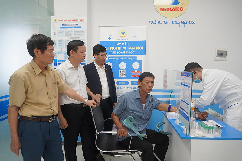 Đại diện Hội Bảo trợ Người khuyết tật và Trẻ em mồ côi tỉnh, Phòng khám đa khoa Medlatec Quảng Bình thăm hỏi, động viên người khuyết tật khi đến khám.