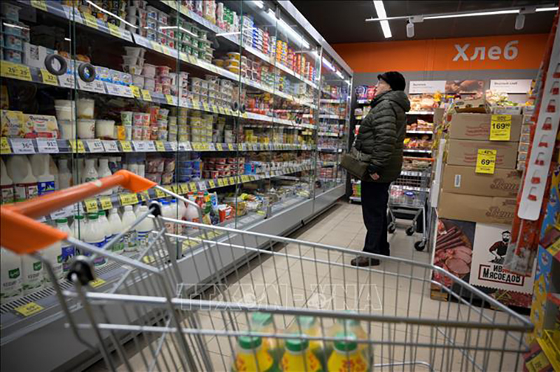  Khách hàng mua sắm tại một siêu thị ở Moskva, Nga. Ảnh: AFP/TTXVN