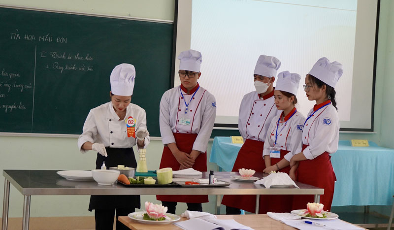  Nhà giáo dự thi với bài giảng tỉa hoa mẫu đơn.