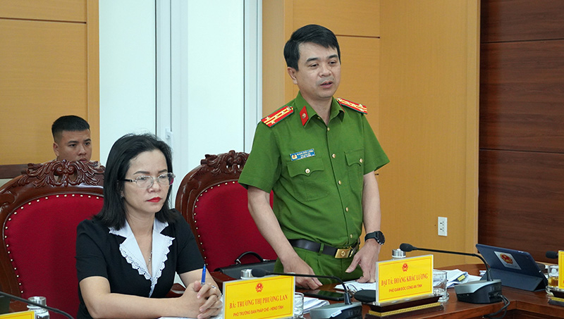 Các đại biểu thảo luận tại buổi giám sát