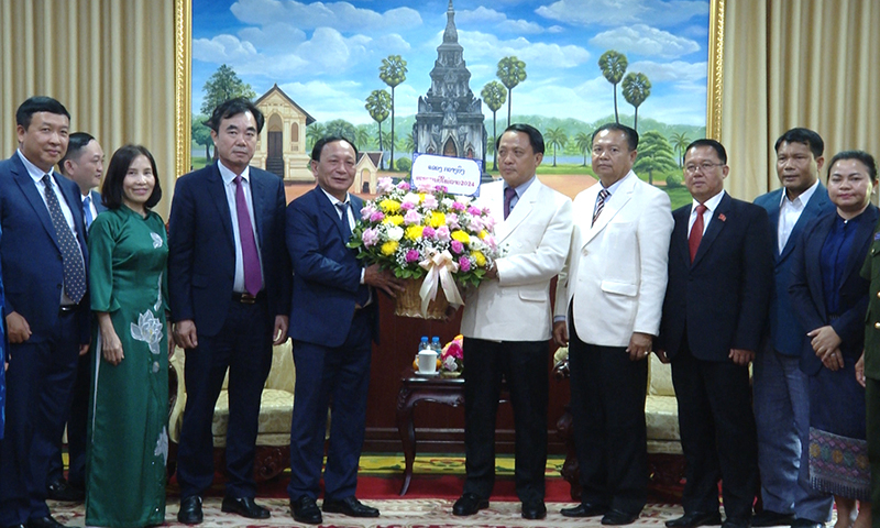 Đồng chí Phó Bí thư Thường trực Tỉnh ủy Trần Hải Châu chúc Tết chính quyền và nhân dân tỉnh Sạ-vẳn-na-khệt.