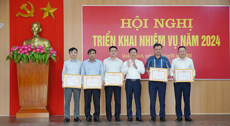 Đại diện lãnh đạo Đảng ủy Khối Doanh nghiệp tỉnh tặng giấy khen cho các tập thể hoàn thành xuất sắc nhiệm vụ chính trị năm 2023.