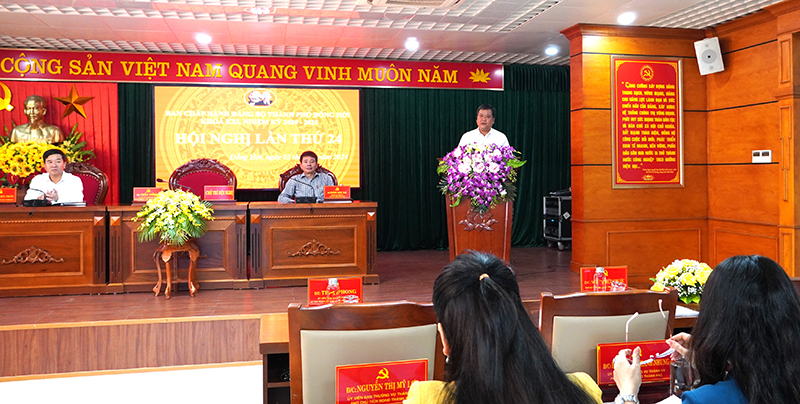 Đồng chí Bí thư Thành ủy Đồng Hới Trần Phong phát biểu kết luận tại hội nghị.