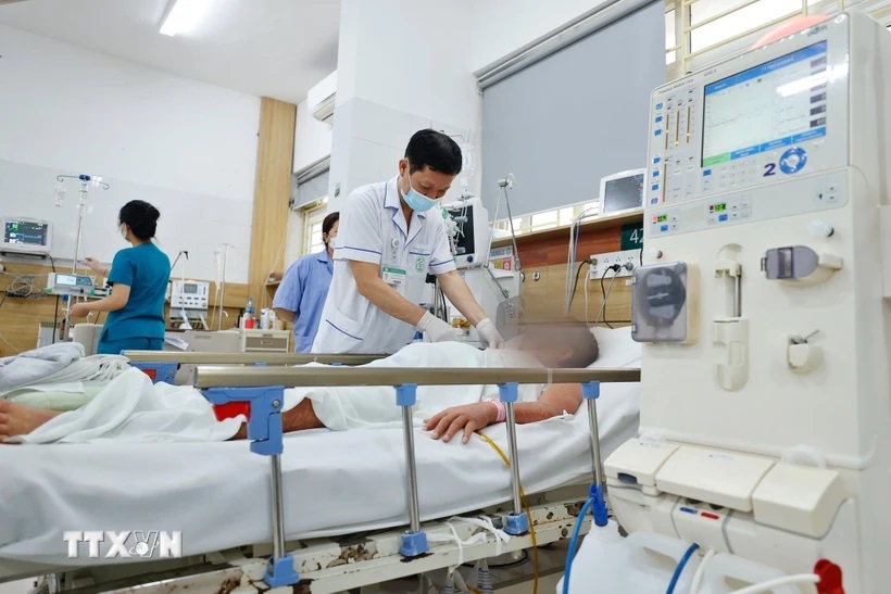 Một bệnh nhân bị ngộ độc điều trị tại Trung tâm chống độc (Bệnh viện Bạch Mai). (Ảnh: Minh Quyết/TTXVN)