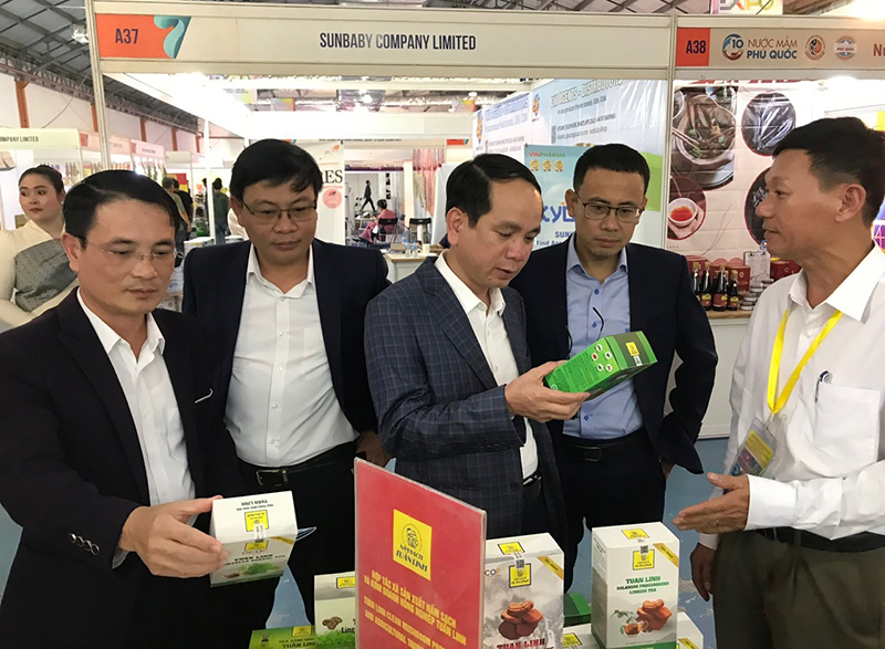 Các đồng chí đại biểu tham quan gian hàng tỉnh Quảng Bình.