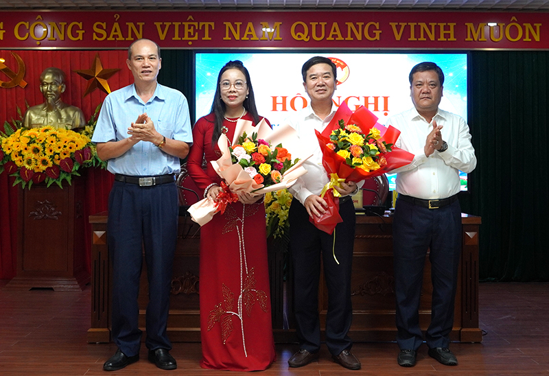 Đồng chí Bí thư Thành ủy Đồng Hới Trần Phong và đồng chí Phó Chủ tịch Ủy ban MTTQVN tỉnh Hoàng Văn Minh tặng hoa đồng chí Nguyễn Hữu Phước và Nguyễn Thị Mỹ Lợi.