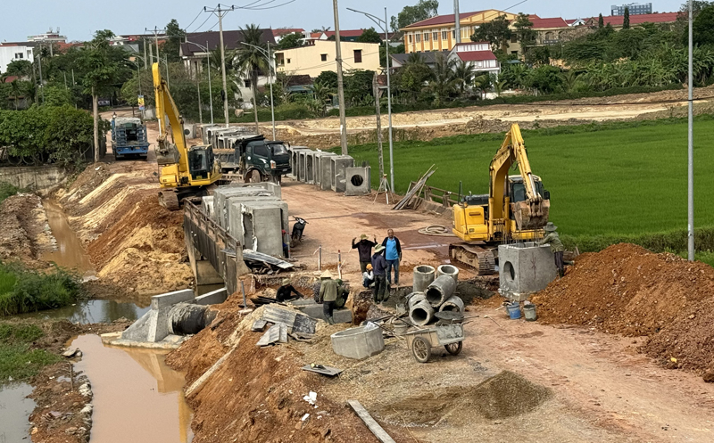 UBND tỉnh chỉ đạo các Tổ công tác tăng cường kiểm tra, chỉ đạo, hướng dẫn để tháo gỡ khó khăn, vướng mắc đối với các dự án đầu tư công trên địa bàn.