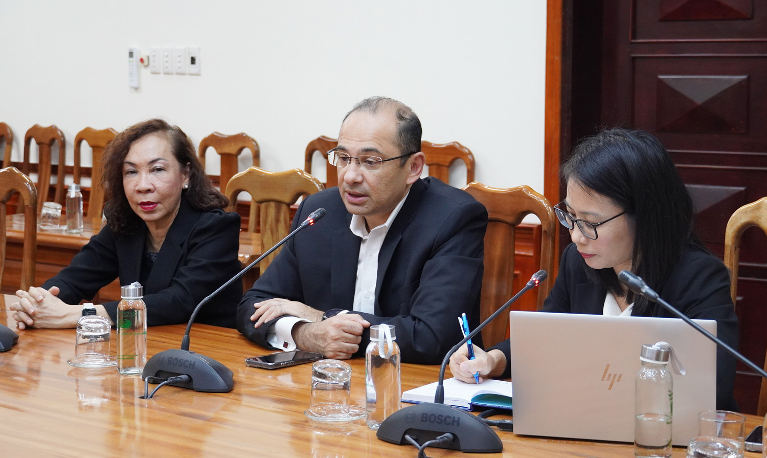  Lãnh đạo Tập đoàn Y khoa Hoàn Mỹ trao đổi tại buổi làm việc. 