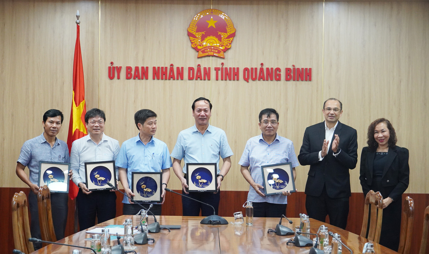 Lãnh đạo Tập đoàn Y khoa Hoàn Mỹ tặng quà lưu niệm cho đại biểu tham dự buổi làm việc.