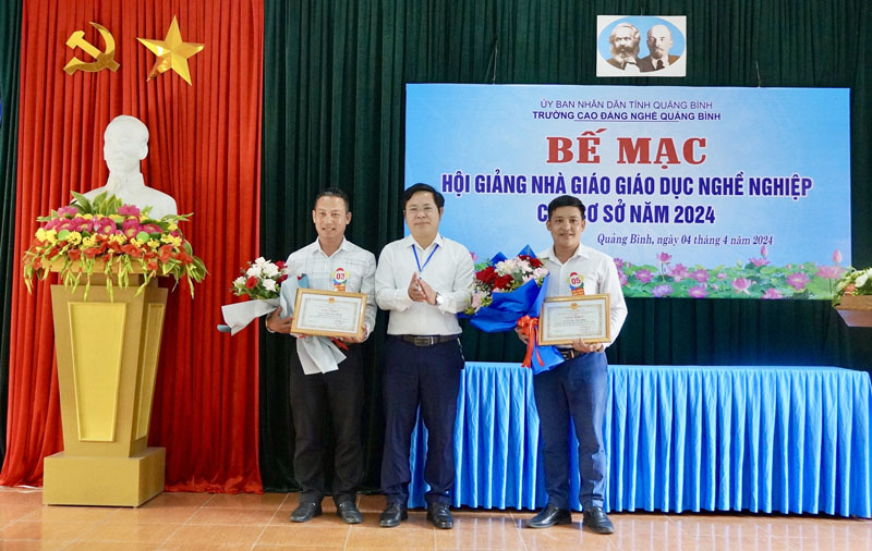 Các nhà giáo đoạt giải nhì.