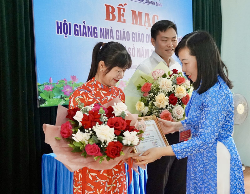 Trao giải cho các nhà giáo đoạt giải ba.