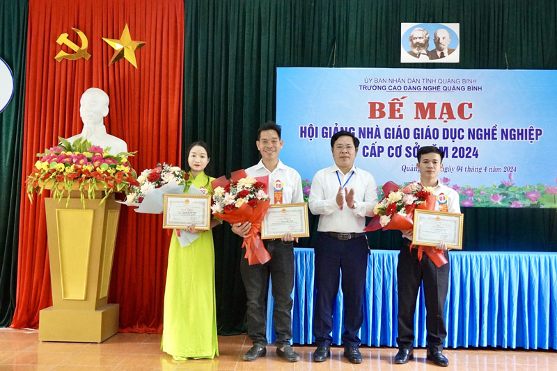 Các nhà giáo đoạt giải khuyến khích tại hội giảng.