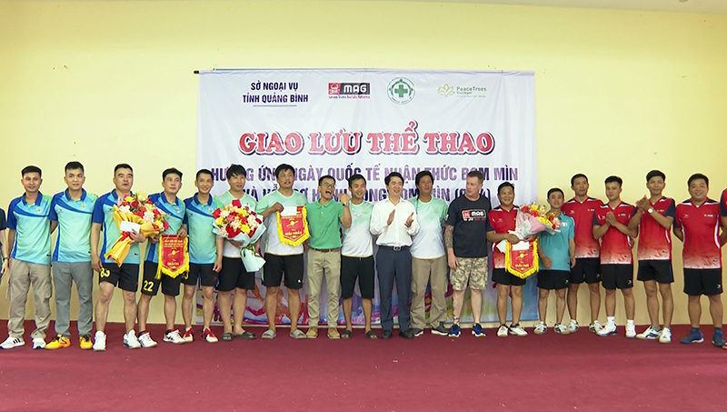 Đại diện lãnh đạo Sở Ngoại vụ trao giải cho các đội,