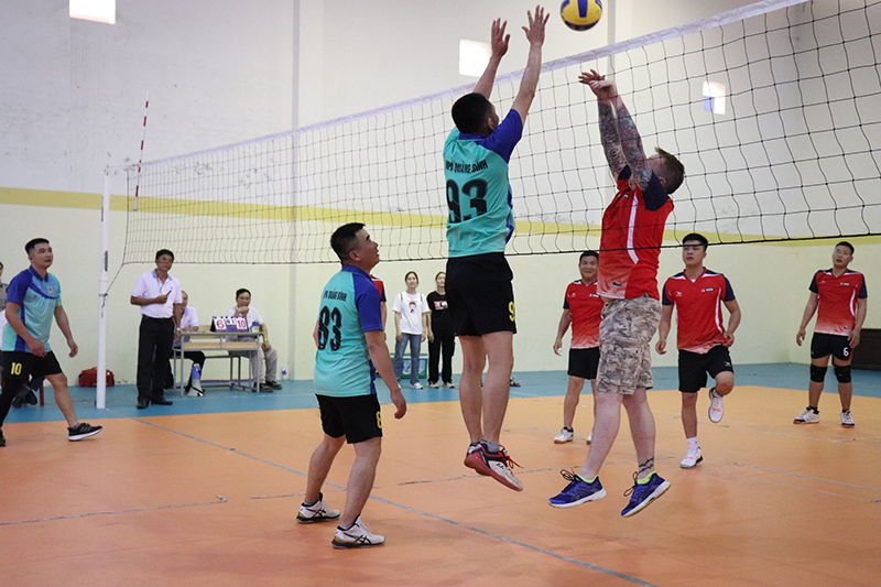 Một pha bóng đẹp của trận giao lưu bóng chuyền.