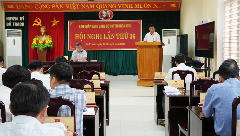 Đại biểu phát biểu ý kiến tại hội nghị.