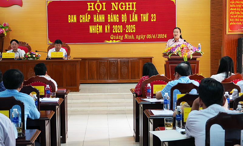 Các đại biểu tham luận tại hội nghị.