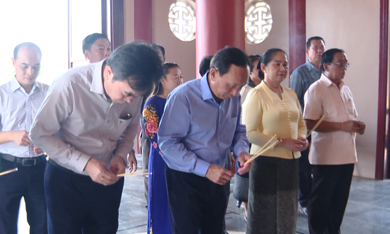 Đồng chí Phó Bí thư Thường trực Tỉnh ủy Trần Hải Châu cùng đoàn công tác dâng hương tại Khu lưu niệm Chủ tịch Hồ Chí Minh tại bản Xiềng Vang, huyện Noỏng Bốc, tỉnh Khăm Muồn (Lào).