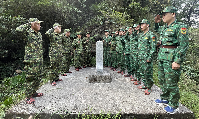 Hai bên làm thủ tục chào cột mốc.