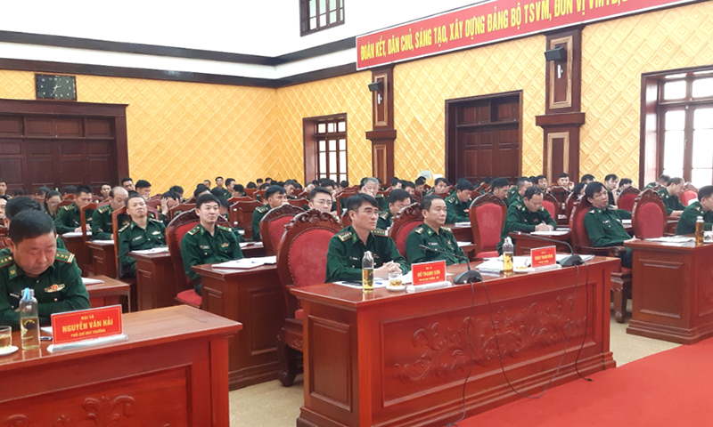 Các đại biểu và cán bộ, chiến sĩ tham dự hội nghị.