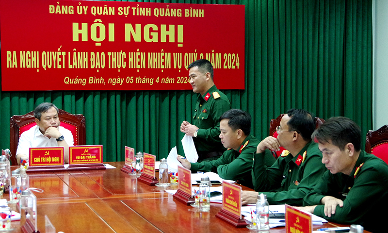 Đồng chí đại tá Đoàn Sinh Hòa, Ủy viên BTV Tỉnh ủy- Chỉ huy trưởng Bộ CHQS tỉnh phát biểu tại hội nghị.
