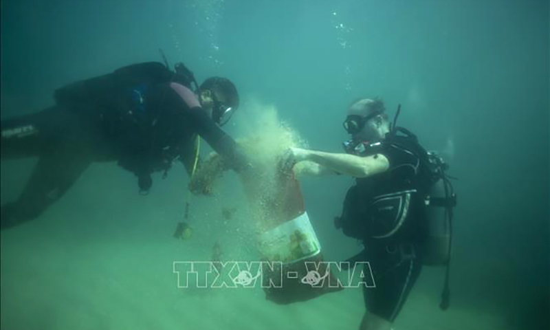  Thợ lặn thu thập rác thải nhựa ở ngoài khơi bờ biển đảo Goree, Senegal. Ảnh: AFP/TTXVN