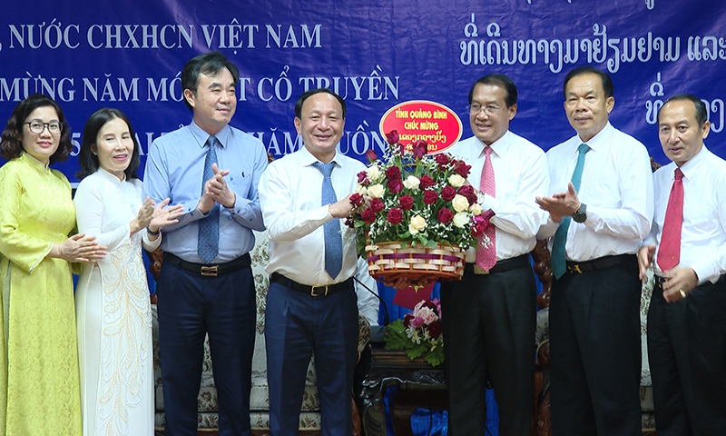 Đồng chí Phó Bí thư Thường trực Tỉnh ủy Trần Hải Châu chúc Tết Đảng bộ, chính quyền và nhân dân tỉnh Khăm Muồn.