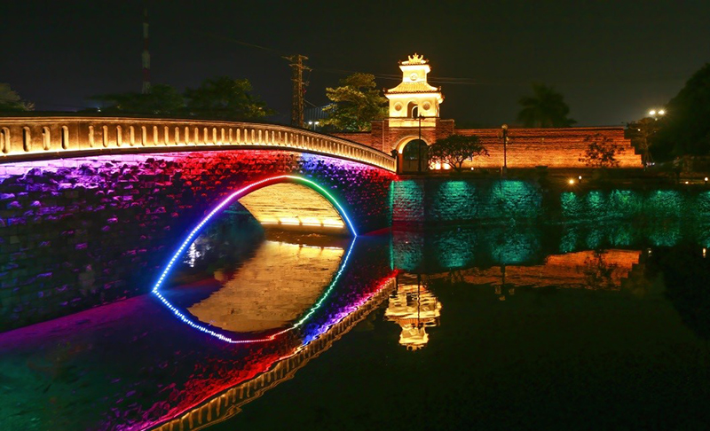 Cửa Đông về đêm.