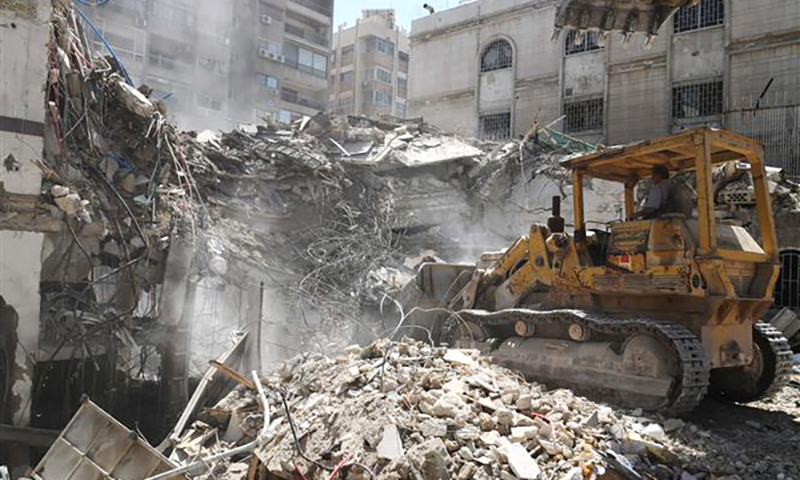 Hiện trường đổ nát sau vụ tấn công vào tòa nhà lãnh sự quán Iran ở Damascus, Syria ngày 2/4/2024. Ảnh: THX/TTXVN